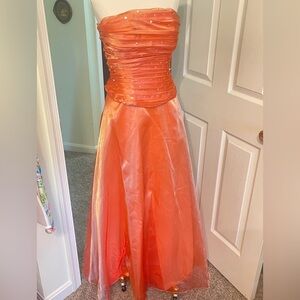 GUC Elegant Orange Strapless Gown. NEEDS DRY CLEANED. Size 4